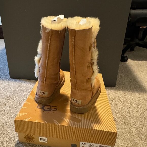 UGG Bailey Button Triplet Chestnut Suede Sheepskin Women’s Boots Size 7 w/Box - Picture 4 of 8